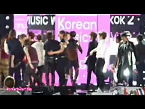 120407 JONGHYUN TAPS IU's BACK&WALKS WITH HER!