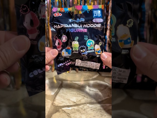 Vídeo relacionado con Logotipo delantero y trasero de Sanrio Hangyodon Camiseta