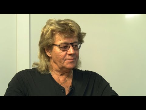 download lagu mp3 mp4 Bev Bevan, download lagu Bev Bevan gratis, unduh video klip Bev Bevan