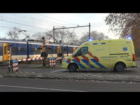[Vast voor spoorbomen] Ambulance 08-112 met spoed moet wachten op twee passerende Sprinters