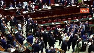 La protesta del M5s sul caso Delmastro, i parlamentari alzano i telefoni con la sua foto: «Fuori ...