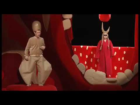 Anja Orthodox jako królowa Brytfanna w spektaklu "Muzeum Wolności"