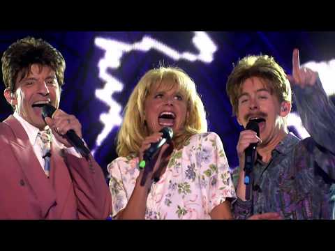 Jonas steelt de show tijdens Koen zijn nummer | Wat een Jaar!