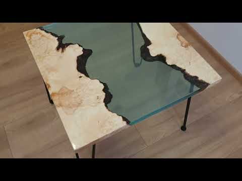 Drewniany stolik z turkusową żywicą epoksydową - prezentacja