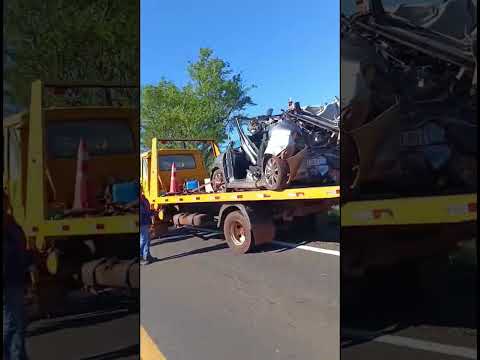 Carro sai da pista e colide com árvore na PR-317entre Ouro Verde do Oeste e Toledo