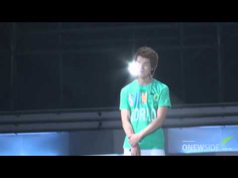 [FANCAM] 110820 Heartwarming Onew telling crying fans not to cry @ N@nj!ng