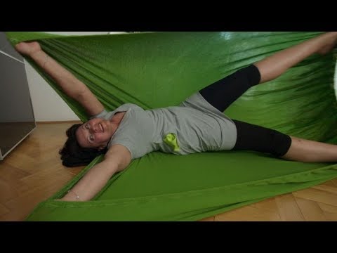 Jak złożyć prześcieradło z gumką? Krysia ma na to sposób! [Patent na...]