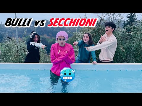 BULLI vs SECCHIONI - I MIEI AMICI MI HANNO BUTTATO IN PISCINA - by Charlotte M.
