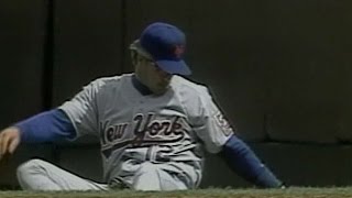 NYM@CHC: Kent battles the wind, makes catch