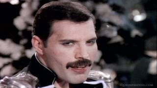 Kadr z teledysku Living On My Own tekst piosenki Freddie Mercury