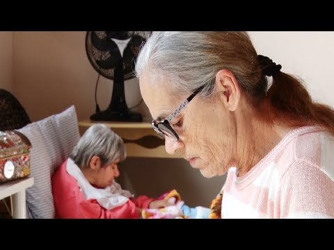 Idosa produz artesanato para ajudar filha deficiente