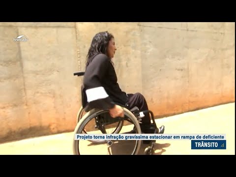 Estacionar em frente a rampas de acesso pode se tornar infração gravíssima