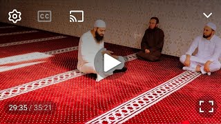 محمد بن شمس الدين يخطب الجمعة في مسجد فارغ