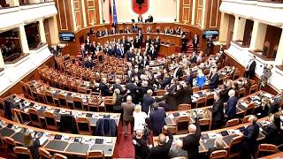 Arnavutluk parlamentosu, protesto kavgasıyla karıştı