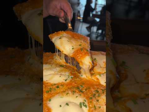 A PIZZA DE FRANGO COM PARM da Quality Italian em NYC! 🍗🍕🔥 #DEVOURPOWER #NYC #ItalianFood