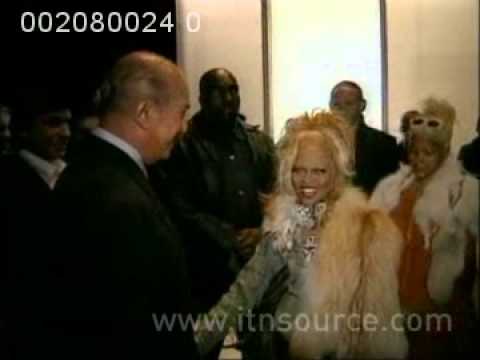 Lil' Kim congratulates Oscar de la Renta (2000)