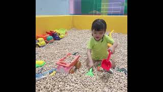 Bé Min vào chơi xúc hạt với nhiều đồ chơi vui nhộn #bemintnvn #cute #vuinhon #khuvuichoigiaitri