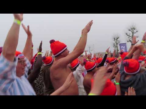 Stukje warming-up Nieuwjaarsduik Huizen