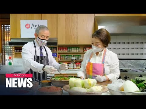 U.S. ambassador Harris has Kimchi-making lesson, calls it "uniquely Korean"