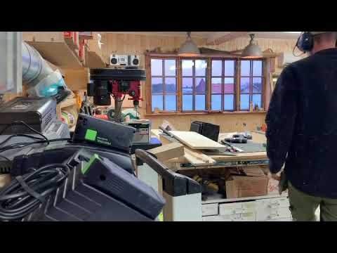 Mounting shelves with UJK pocket hole