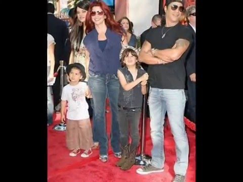 download lagu mp3 mp4 Slash Family, download lagu Slash Family gratis, unduh video klip Slash Family
