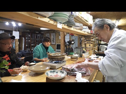 あんこうの捌かれた姿を見ながら食べる鱈鍋。