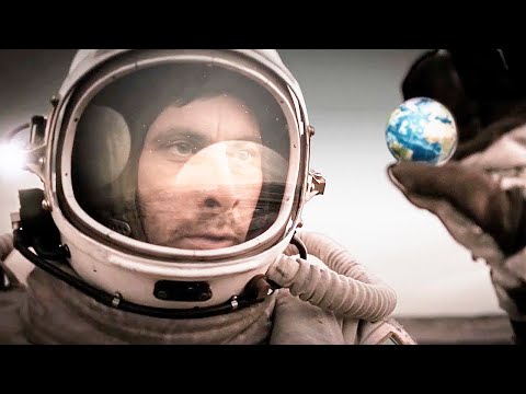 Astronaut Finds a Glass Ball On a Mysterious Planet, Lifting It, He Saw That It Was Earth!