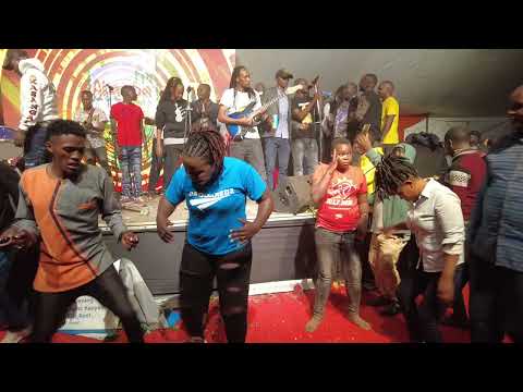 KEN WAMARIA FANS ENJOYING HIS MUSIC AT AKAMBA FM RADIO LAUNCH SHOW