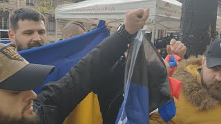 Журналист из России поднял разорванный флаг своей страны в Париже. Новости Украины
