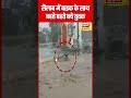 Flood News Haldwani में सैलाब के बीच बहते बहते बचे �
