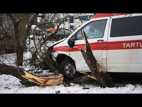 Viljandis põrkasid kokku kiirabiauto ja sõiduauto, viga sai neli inimest