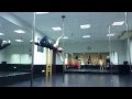 Para este gimnasta que practica “pole fitness” no existe la gravedad 