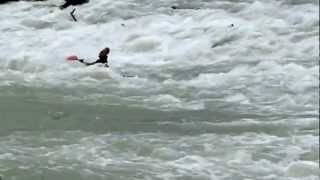 preview picture of video 'Befahren des Wehr auf der Loisach bei Großweil mit dem Kajak'