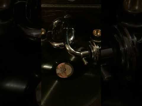 The Dance Of The Wooden Shoes… By.. Teddy Brown with The Manhattan Melodymakers. 1930 (Twit 😂)