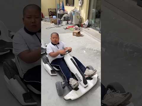 Papa. Papa, pourquoi ma voiture ne marche pas ?