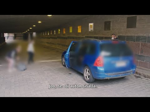 Puukko ja huumeita epäilyttävässä autossa - Poliisit Helsinki