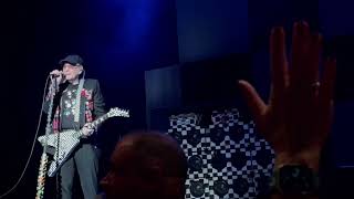 CHEAP TRICK - YEAH YEAH After Rick Says Hello to Friends in Crowd at Hard Rock Live Orlando 3/12/23.