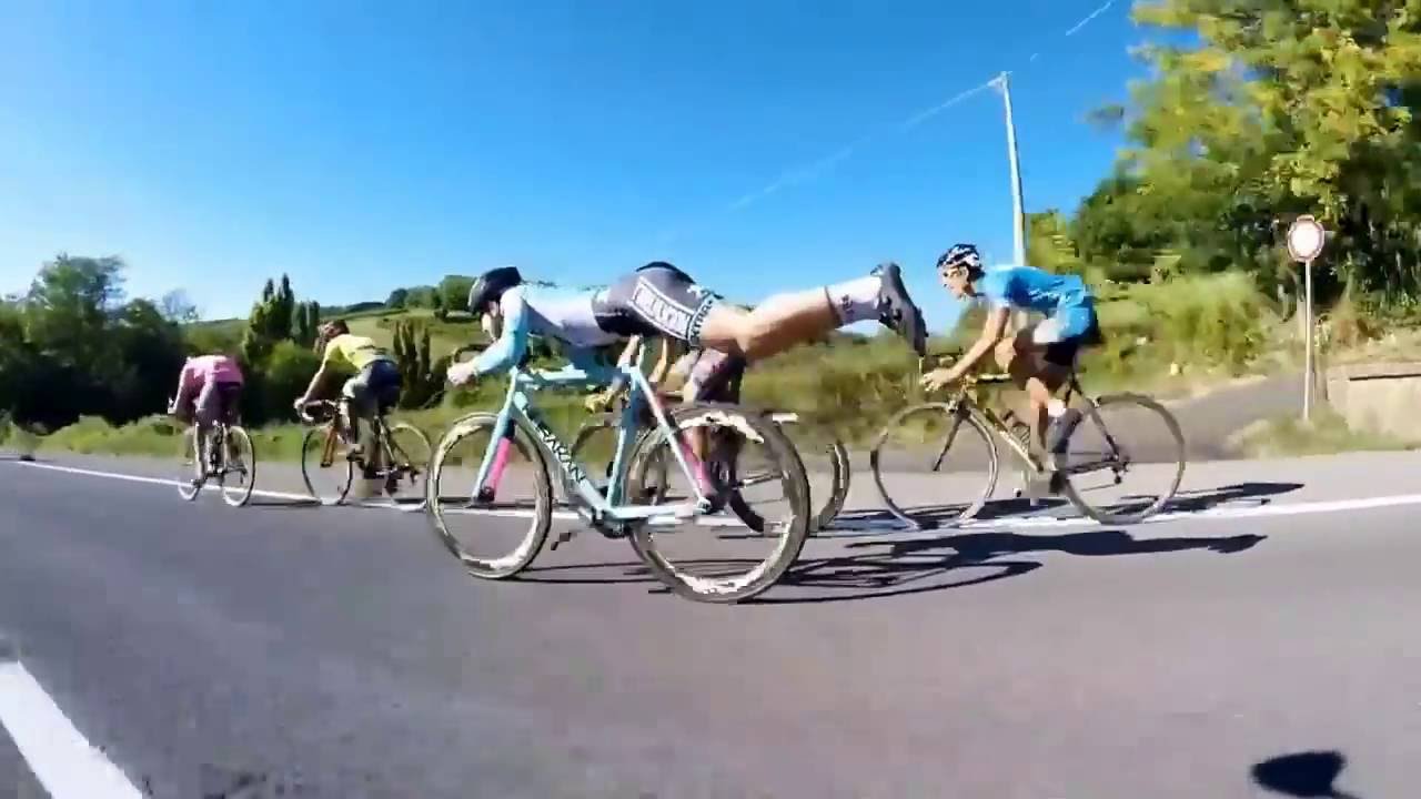 Мем велосипедист обгоняет мотоциклиста. Велосипед обогнал. Шоссейный велосипедист. Обогнать велосипед. Велосипедист в городе.