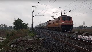 preview picture of video 'Train in heavy rain. 11 hrs late 12833 Ahmedabad Howrah express location Rajnandgaon'