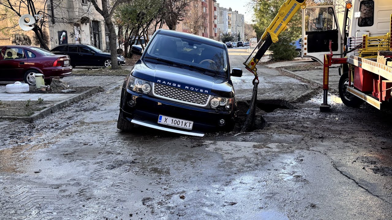 Джип пропадна в дупка на ул. "Гео Милев" в Димитровград