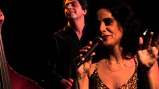 Mariana de Moraes canta 