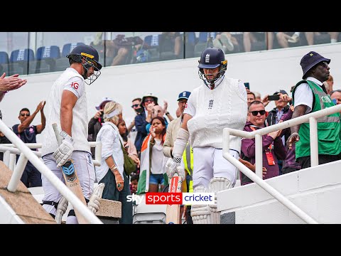 Chris Woakes walks out to bat with his arm in a sling 😱