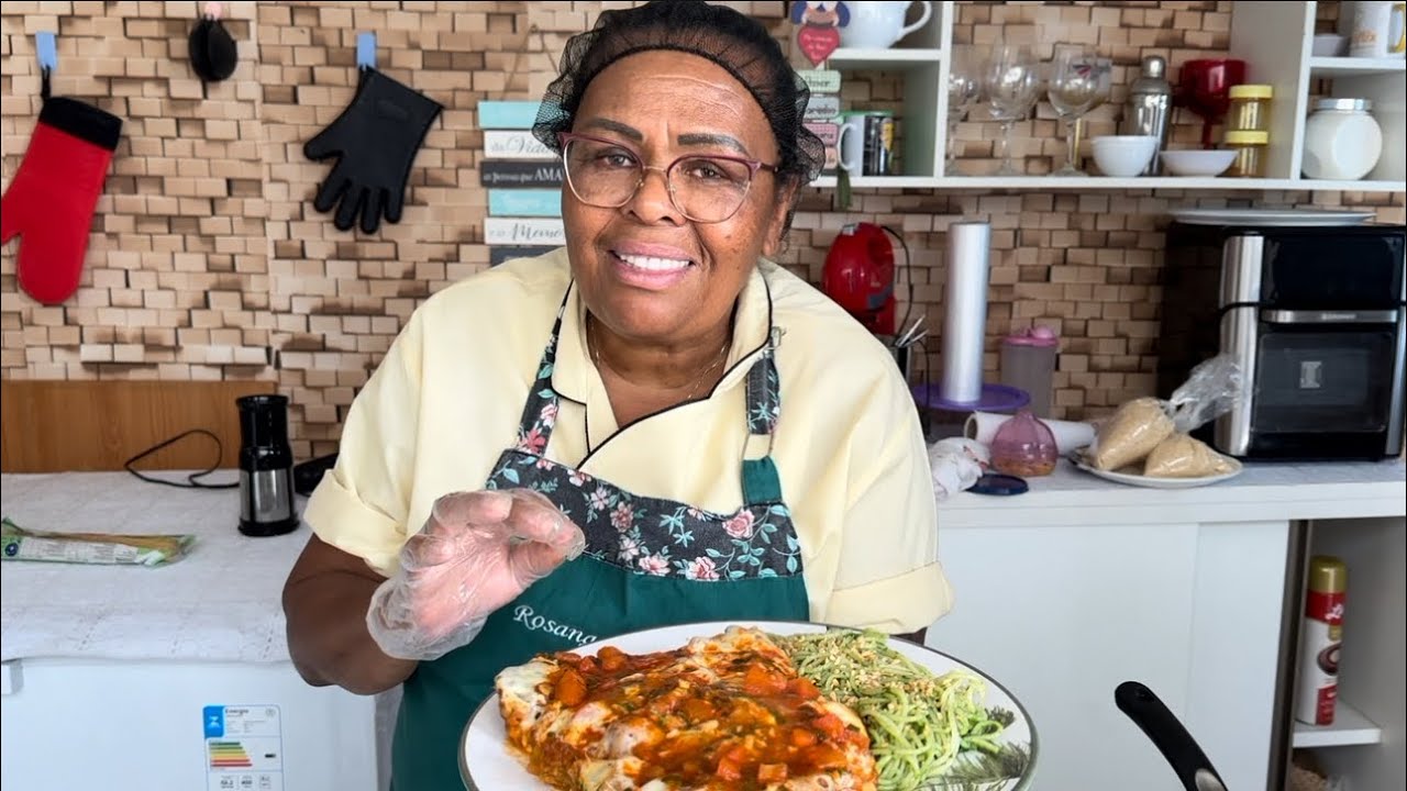 Macarrão ao pesto com bife a parmegiana