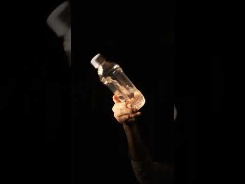 人文社会学科 佐久間新さん　ペットボトルダンス（メディア芸術基礎実習にて）