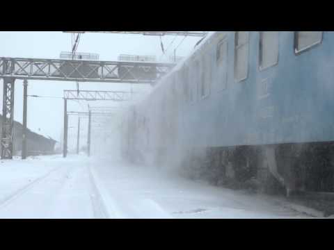 Trenul zapezii IR 1766  pleaca din timisoara si disparand in valurile de zapada..