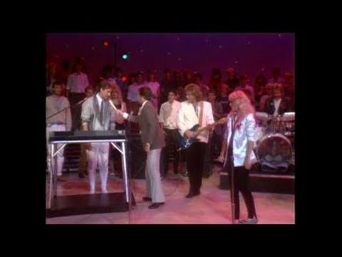 Dick Clark Interviews Kim Carnes - American Bandstand 1983