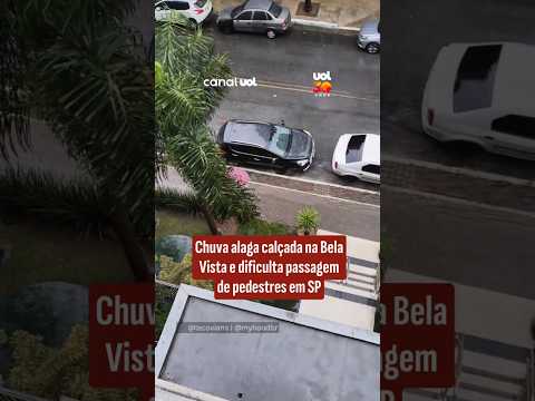 Chuva alaga calçada na Bela Vista e dificulta passagem de pedestres em SP