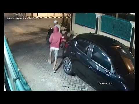 CURI CERMIN SISI KERETA - Cermin Sisi Menjadi Mangsa Dua Pemuda