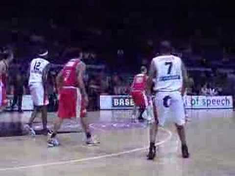 22 17-10-07 BCO-Charleroi - Jerry fakes, goes inside and sco