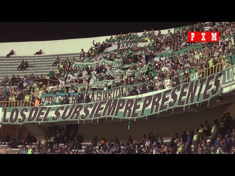 "Hinchas de Atlético Nacional reciben y alientan a su equipo en el Hernando Siles de La Paz" Barra: Los del Sur • Club: Atlético Nacional